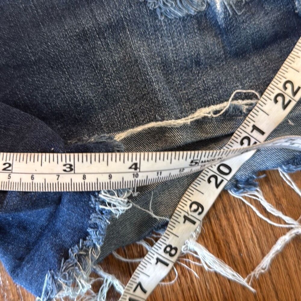 Universal thread high rise midi distressed raw hem jean shorts 30/10 - Picture 7 of 9